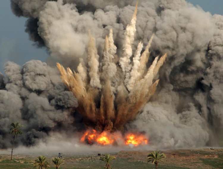 explosion, Gaza Strip, from Israeli F-16 jet, Jan. 3, 2009